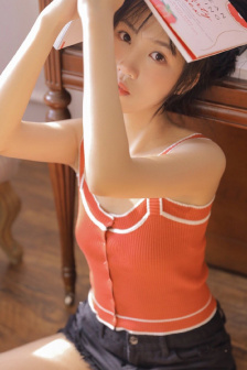 他缓慢有力的在车里撞着